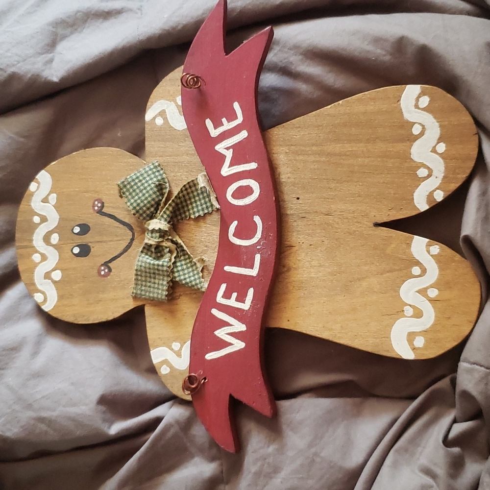 Little gingerbread welcome wall decor